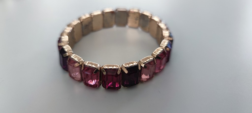 Браслет з кольоровими каменями