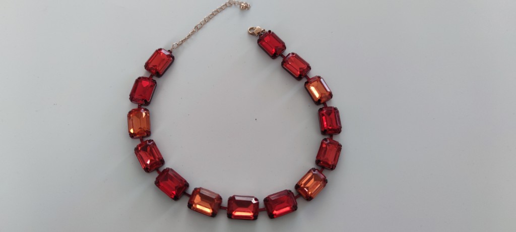 Кольє з червоними кристалами
