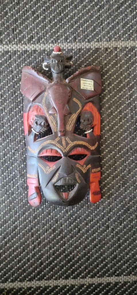 Африканська дерев'яна маска