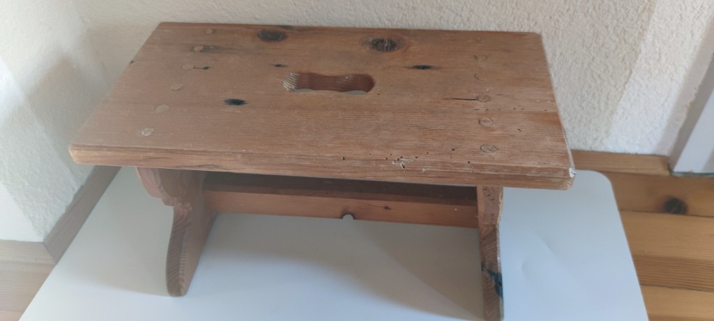 Дерев'яна табуретка