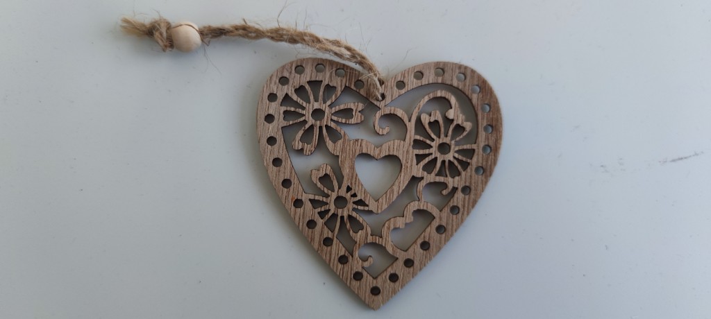 Дерев'яна підвіска у формі серця