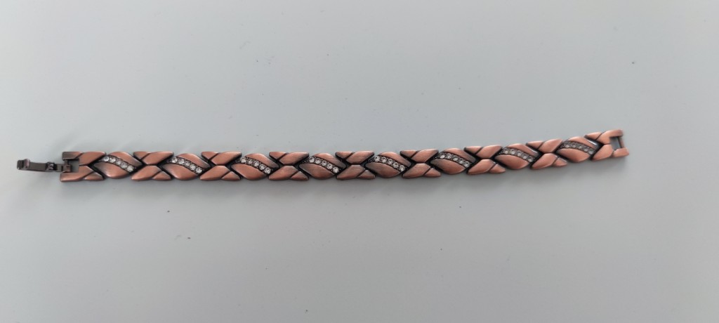 Браслет з металу та кристалів