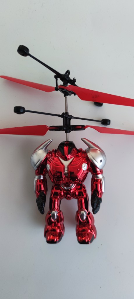 Іграшковий вертоліт-робот