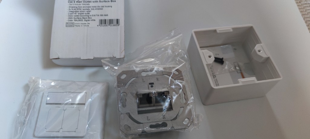 Настінна розетка Cat 5 з коробкою