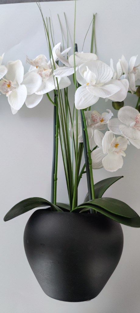 Штучна орхідея у вазі