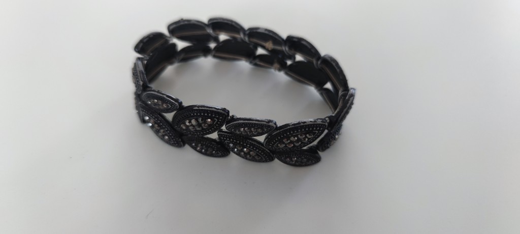 Браслет з чорними каменями