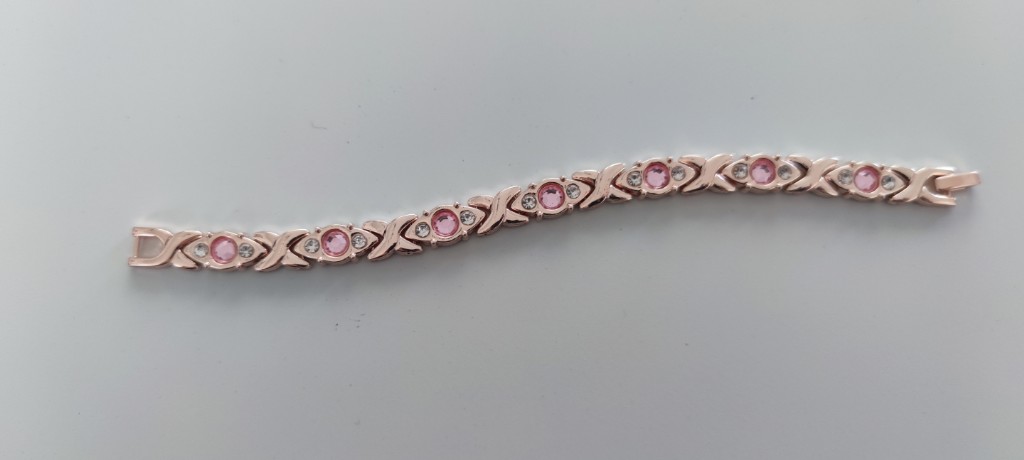 Жіночий браслет з камінням