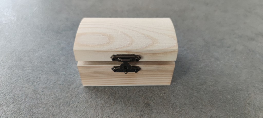 Дерев'яна шкатулка