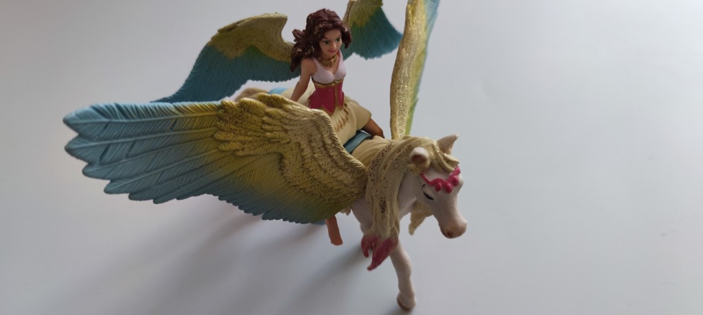 Фігурка дівчини на пегасі