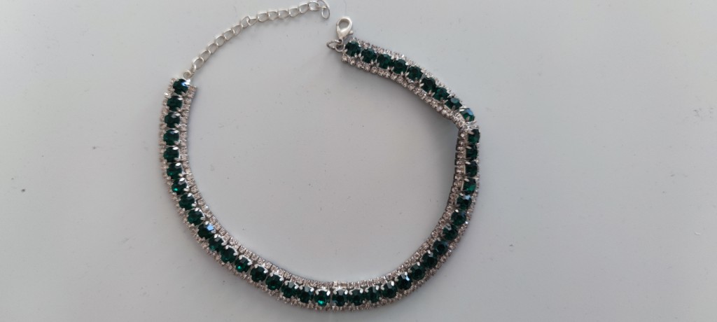 Браслет з зеленими каменями