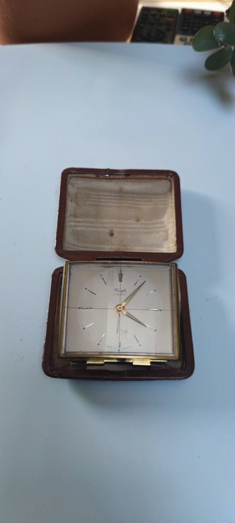 Настільний годинник у футлярі