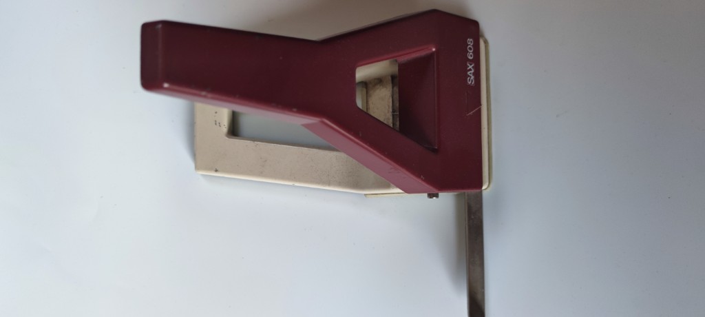 Діркопробивач SAX 608