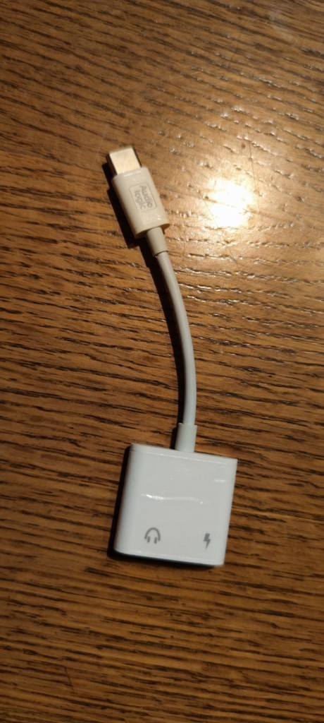 Адаптер USB-C на аудіо та зарядку