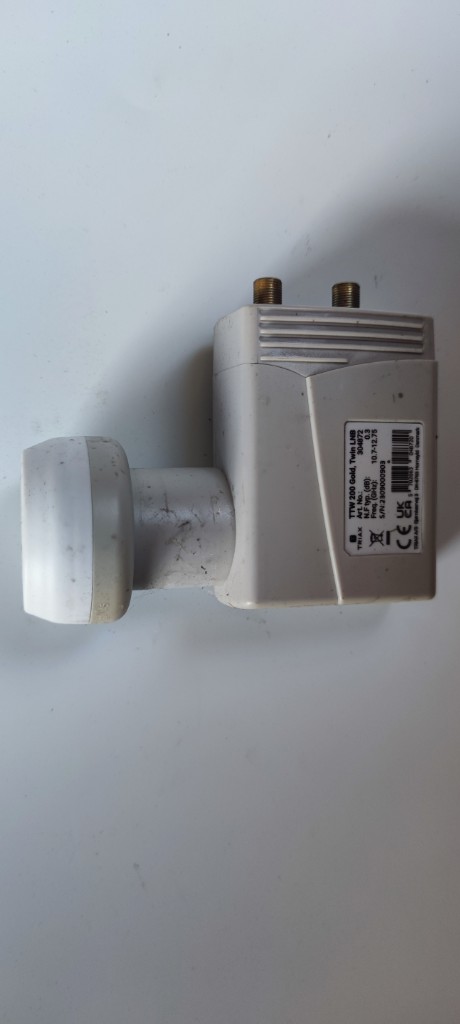 Супутниковий конвертер з подвійним виходом