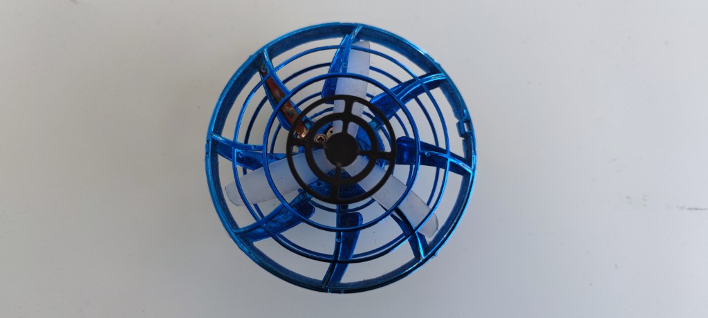 Інтерактивний літаючий дрон